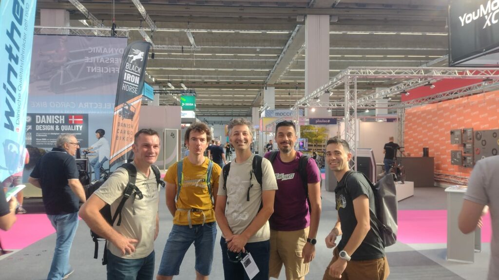 Photographie de l'équipe Antidote Solutions dans le salon de l'Eurobike 2025, de gauche à droite : Fred Bernard, Yann Cano, Alex Guiral, Jean-Philippe Champreux, Hugo Rouland