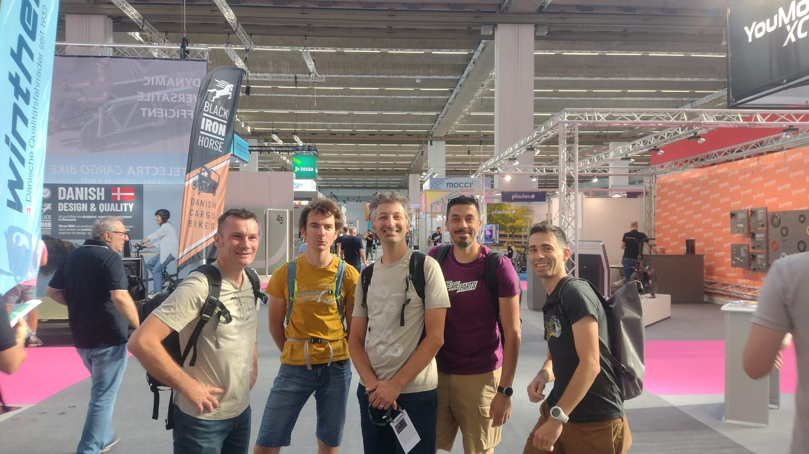 Photographie de l'équipe Antidote Solutions dans le salon de l'Eurobike 2025, de gauche à droite : Fred Bernard, Yann Cano, Alex Guiral, Jean-Philippe Champreux, Hugo Rouland