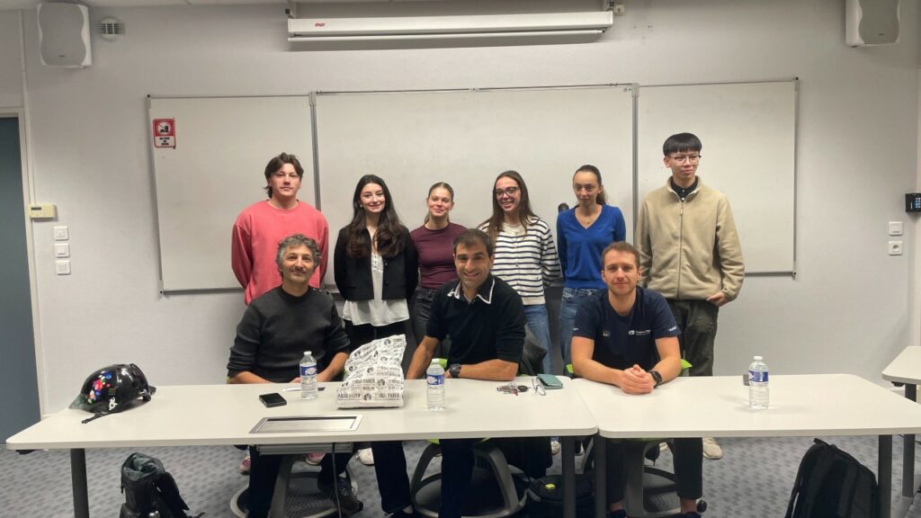 Alex Guiral à gauche lors d'une table ronde à l'INSA Toulouse avec Victor Simonin (Groupama-FDJ) et Sebastien Ricciardi (Alten) au centre et à droite, entourés de 6 élèves