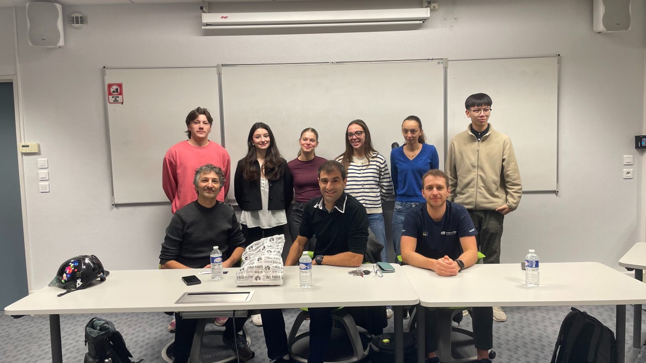 Alex Guiral à gauche lors d'une table ronde à l'INSA Toulouse avec Victor Simonin (Groupama-FDJ) et Sebastien Ricciardi (Alten) au centre et à droite, entourés de 6 élèves